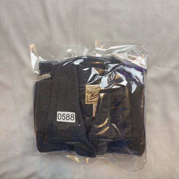 Woolrich Women's Vest Size Small Smoked Pearl 100% Wool Maple Leaf Buttons EUC - Picture 10 of 10